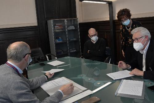 Un momento della firma delle intese fra Regione e organizzazioni sindacali dei medici di medicina generale.